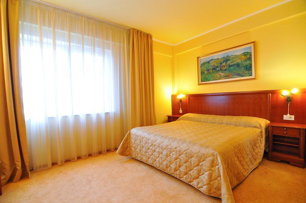 Hotel Maxim オラデア エクステリア 写真